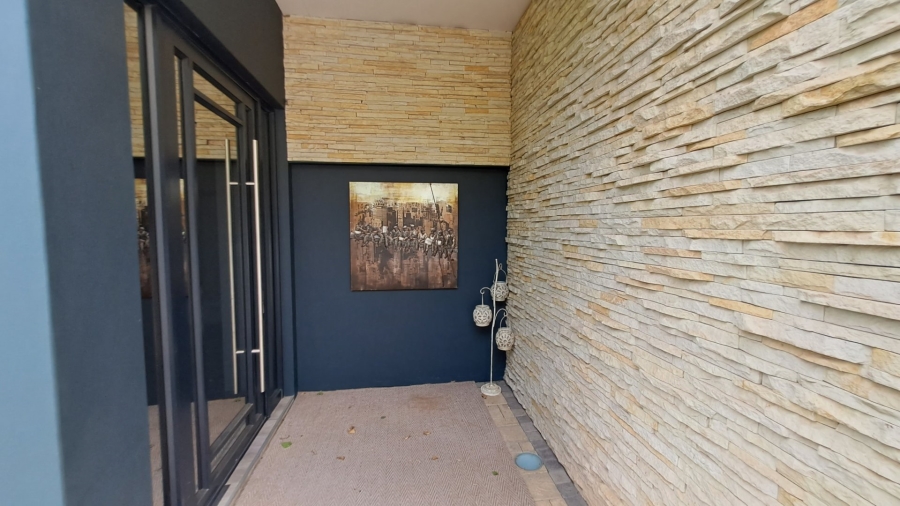 5 Bedroom Property for Sale in Langenhovenpark Free State